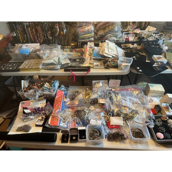 Over 4000 Pieces Costume Jewelry And Branded Jewelry - Picture 3 of 16